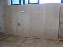 Graz St.Peter Turnsaal: Fluchttüre flächenbündig in der Prallwand integriert (© )